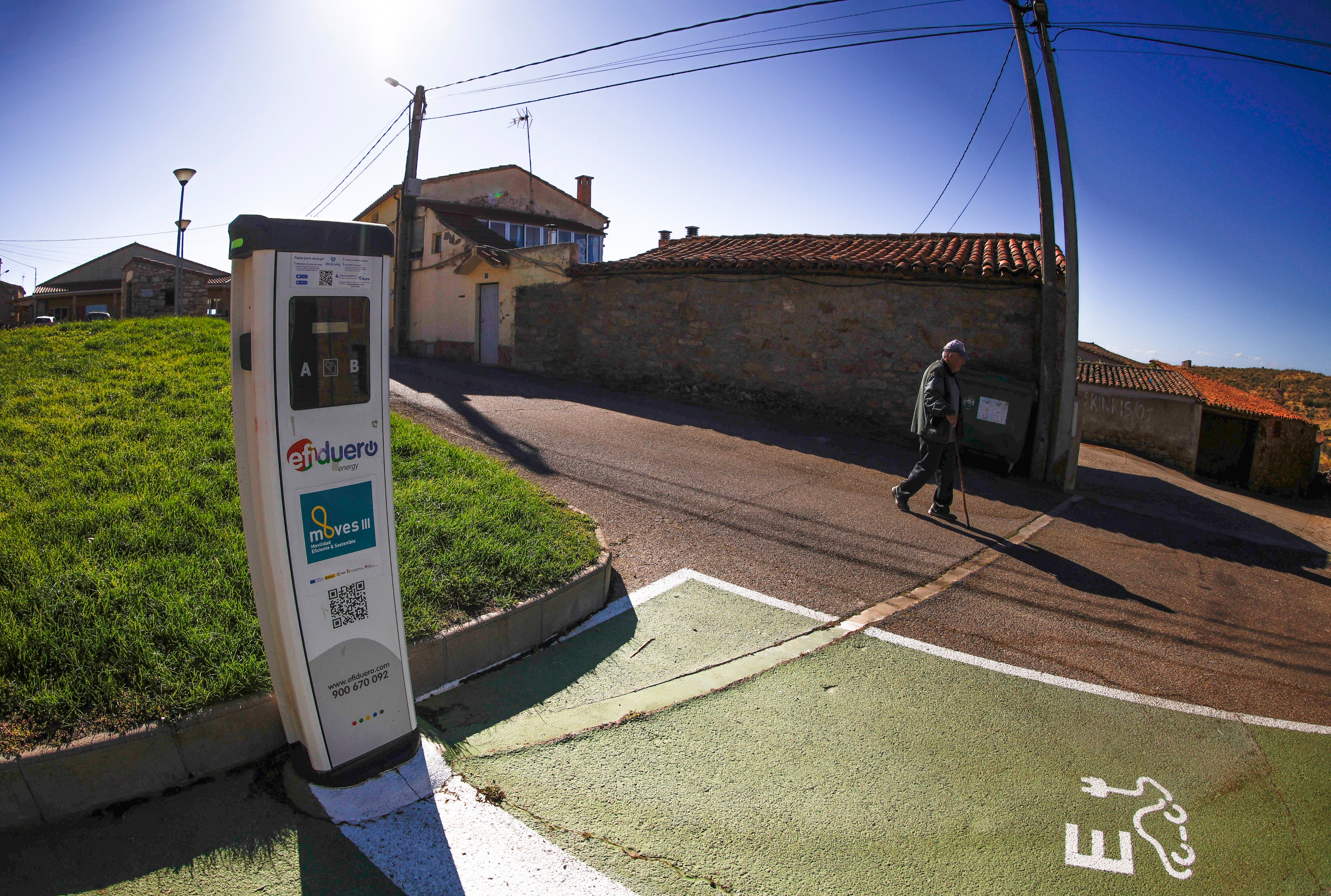Punto de carga para vehículos eléctricos en un pueblo de la España Vaciada