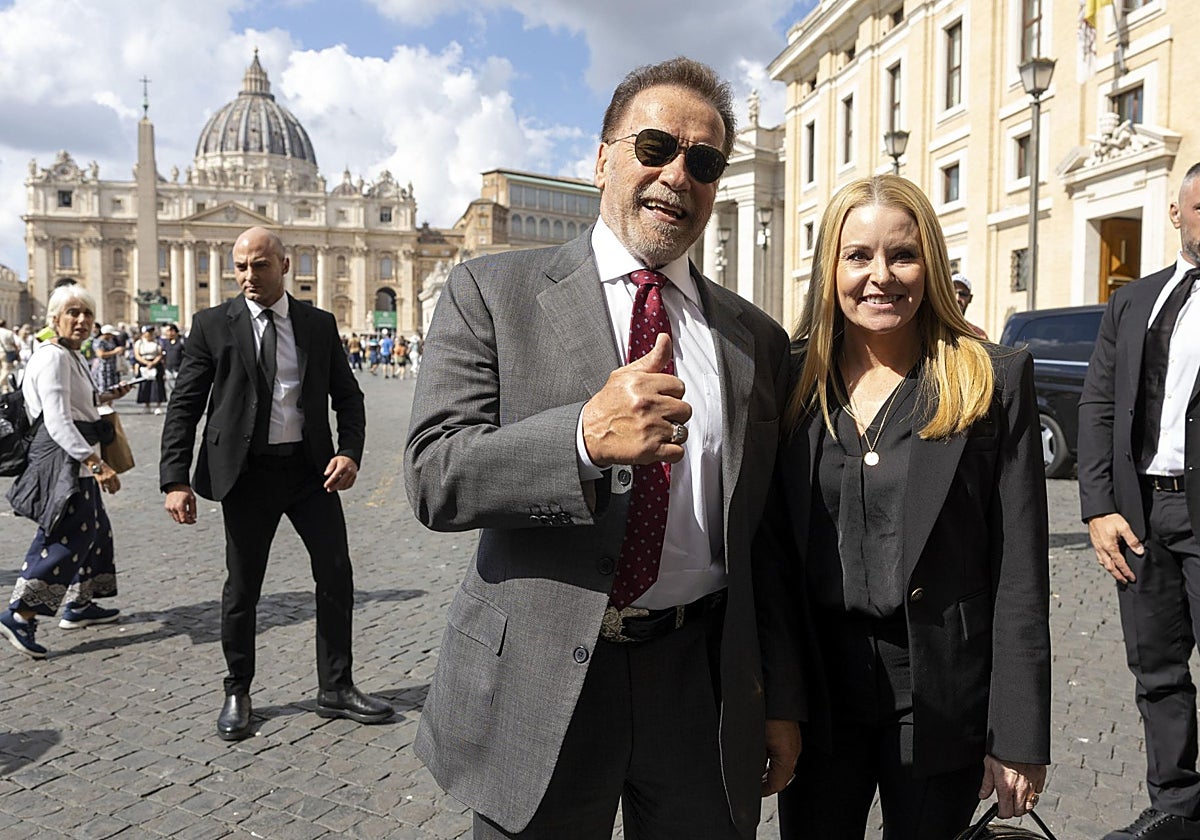 Arnold Schwarzenegger junto a su pareja Heather Milligan, este martes en el Vaticano