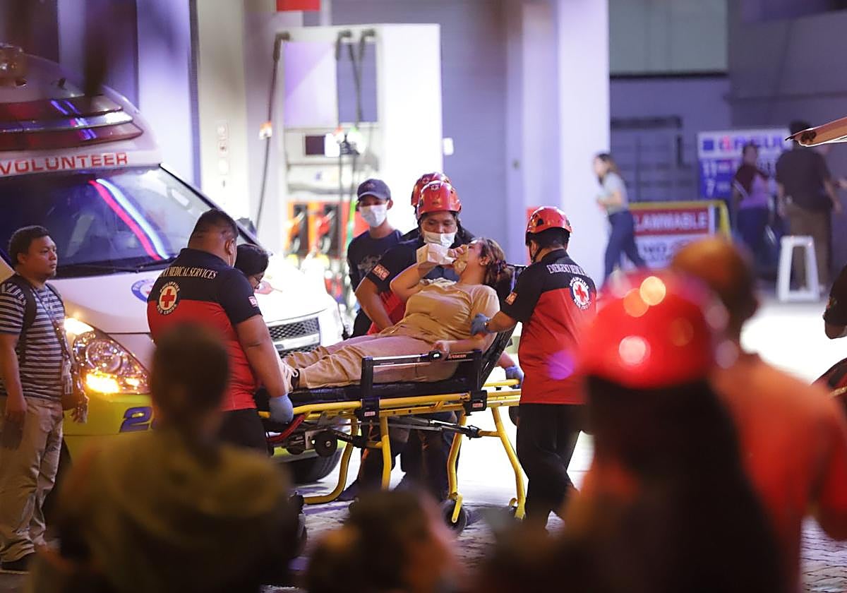 Los servicios de emergencia filipinos atiendan a una mujer