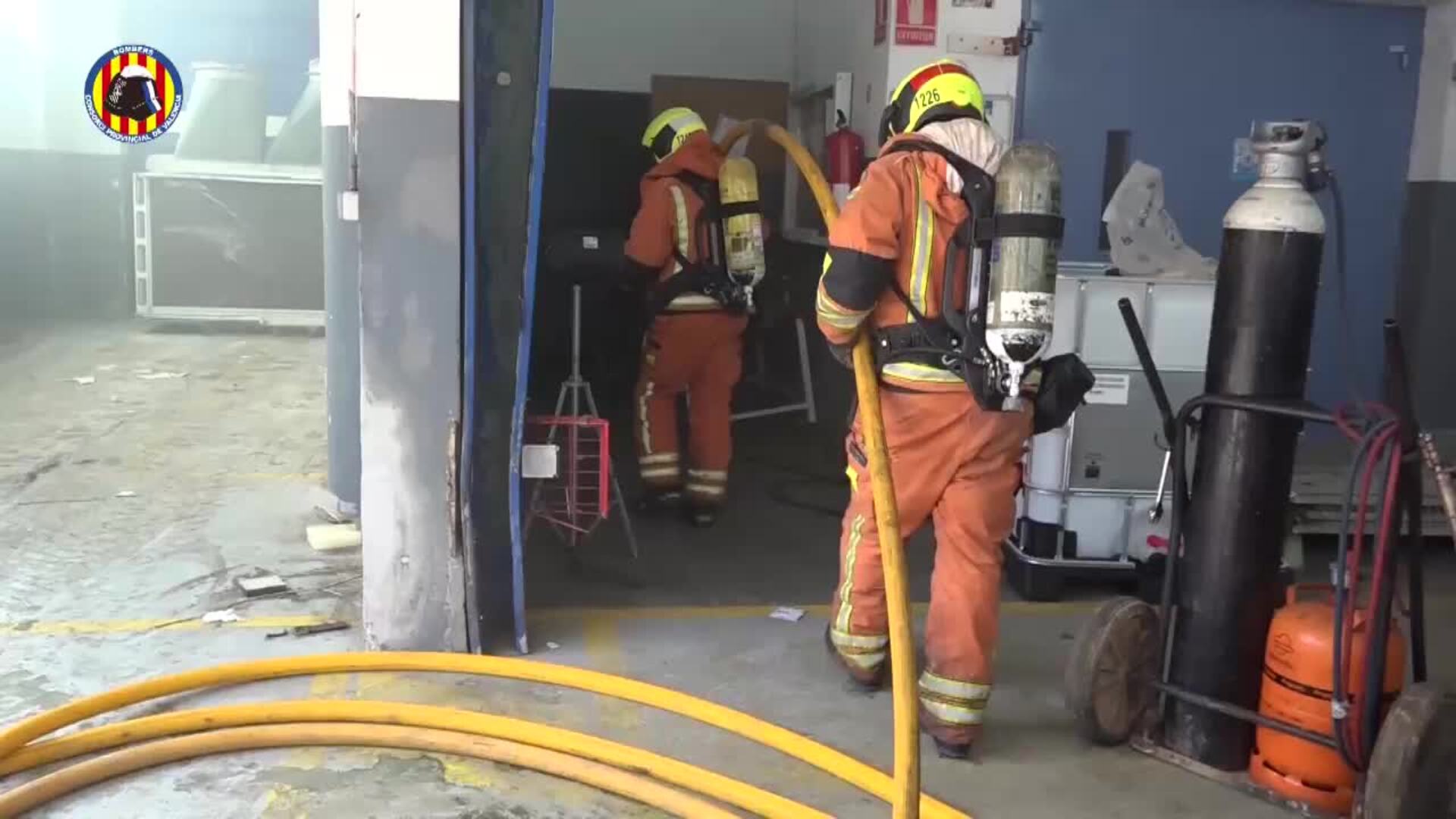 Bomberos trabajan en la extinción de un incendio industrial en Bonrepòs ...