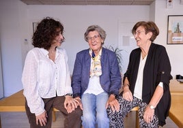 Gloria Fortún y Concha Maestre junto con la psicóloca Mirentxu Araiz Zugasti