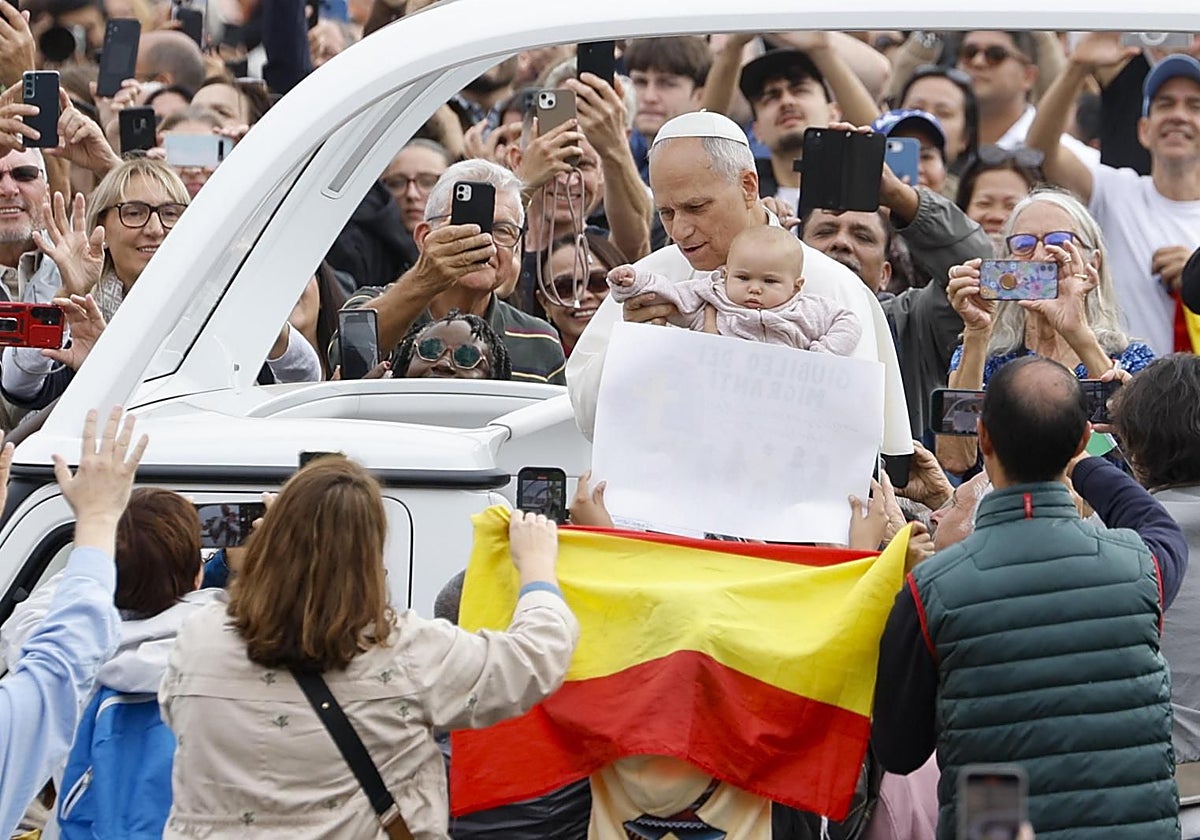 El Papa saluda a los fieles durante el jubileo de los misioneros