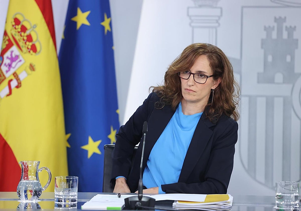 La ministra de Sanidad, Mónica García, en la rueda de prensa posterior al Consejo de Ministros
