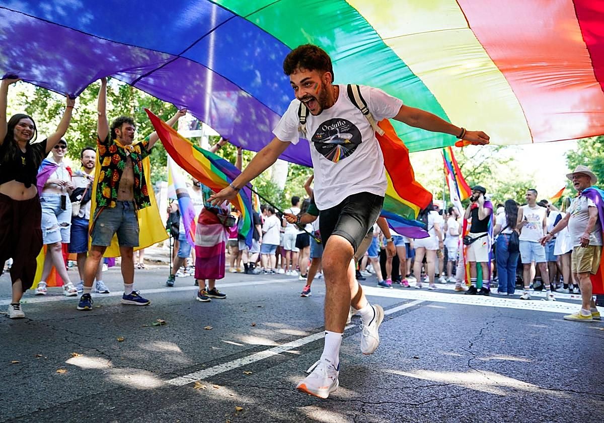 Un hombre pasa bajo una bandera LGTBI en una imagen de archivo