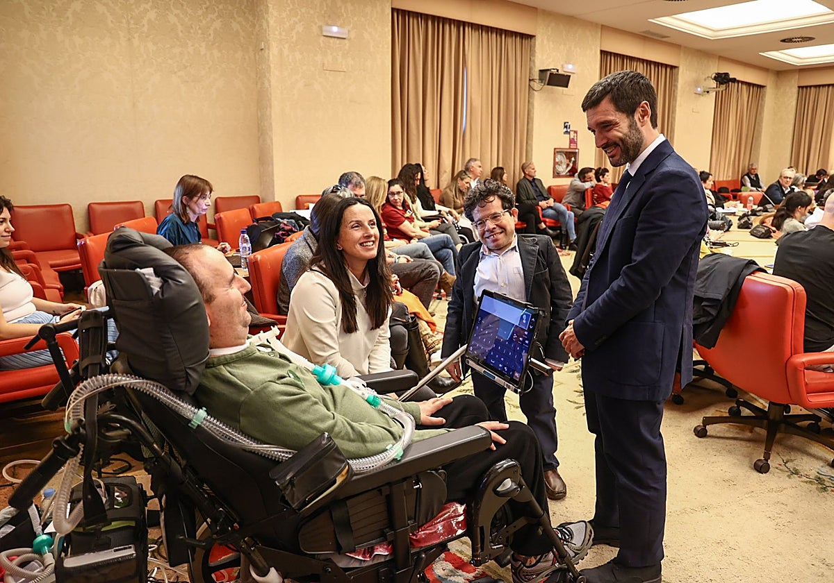 El ministro Pablo Bustinduy conversa con pacientes de ELA en febrero de 2024 en el Congreso