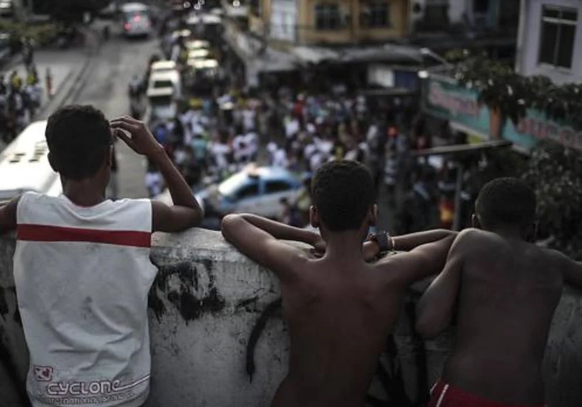 Adolescentes en una favela de Río de Janeiro (Brasil) donde se suceden los enfrentamientos violentos entre bandas de narcos