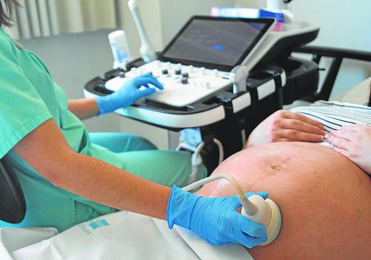 Ecografía a una mujer embarazada
