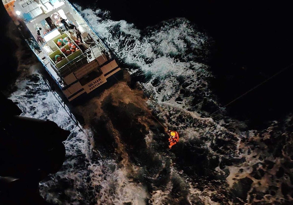 Momento del rescate tras el hundimiento del barco