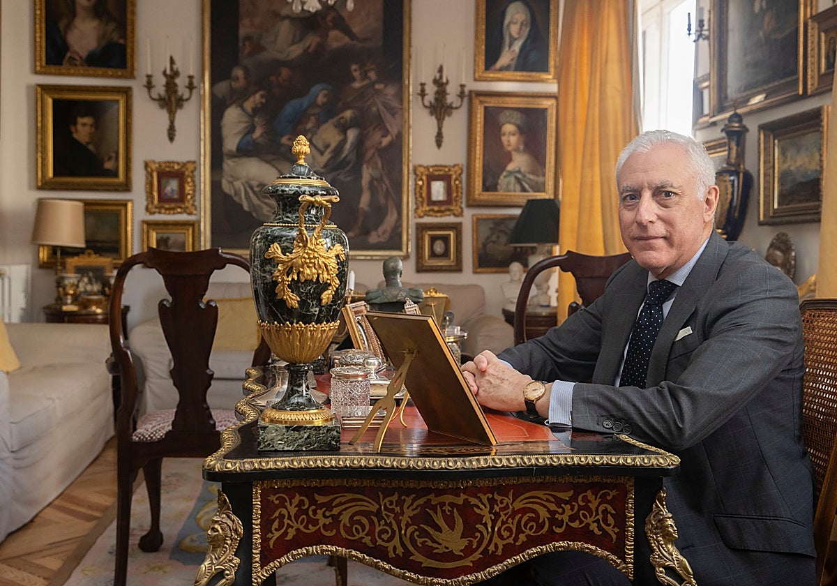 Amadeo-Martín Rey y Cabieses autor de 'Anécdotas de la nobleza española' posa para ABC en su domicilio