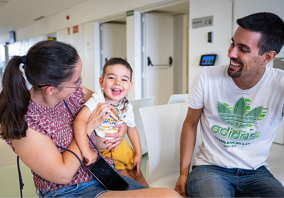 Luz María y Victor con su pequeño Dani en las instalaciones del Hospital Sant Joan de Déu de Barcelona
