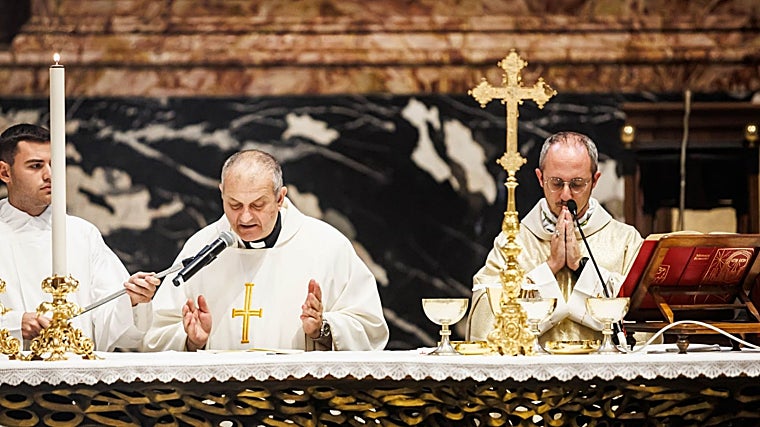 El obispo Jaques Mourad, en el centro, en una celebración de la eucaristía en Roma