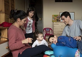 La Generalitat «olvida» a las familias: el PP denuncia que la partida destinada a apoyarlas cae un 96% desde 2006 en Cataluña