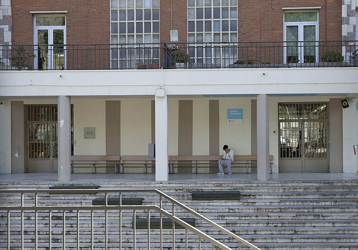 Un alumno en la puerta principal del Instituto Pedralbes, uno de los centros públicos que imparte BI en Cataluña