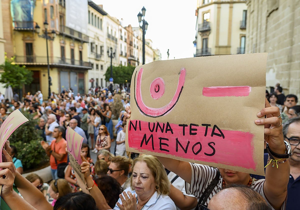 Varios personas en una manifestación ante la sede principal del Servicio Andaluz de Salud (SAS) en Sevilla