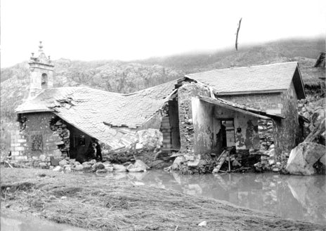 Imagen secundaria 1 - Arriba, algunos de los vecinos afectados de Ribadelago el 11 de enero de 1959. Abajo, parte de la iglesia del pueblo, medio derrumbada. A la izquierda Victoria, prima de María Jesús Otero, con apenas cuatro años y sobre los restos de que era su casa.