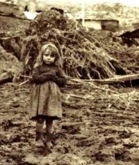 Imagen secundaria 2 - Arriba, algunos de los vecinos afectados de Ribadelago el 11 de enero de 1959. Abajo, parte de la iglesia del pueblo, medio derrumbada. A la izquierda Victoria, prima de María Jesús Otero, con apenas cuatro años y sobre los restos de que era su casa.