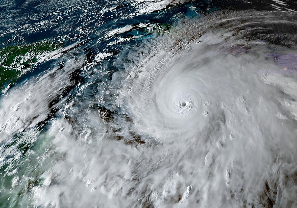 Un hombre arregla el techo de su casa antes del paso del huracán Melissa.