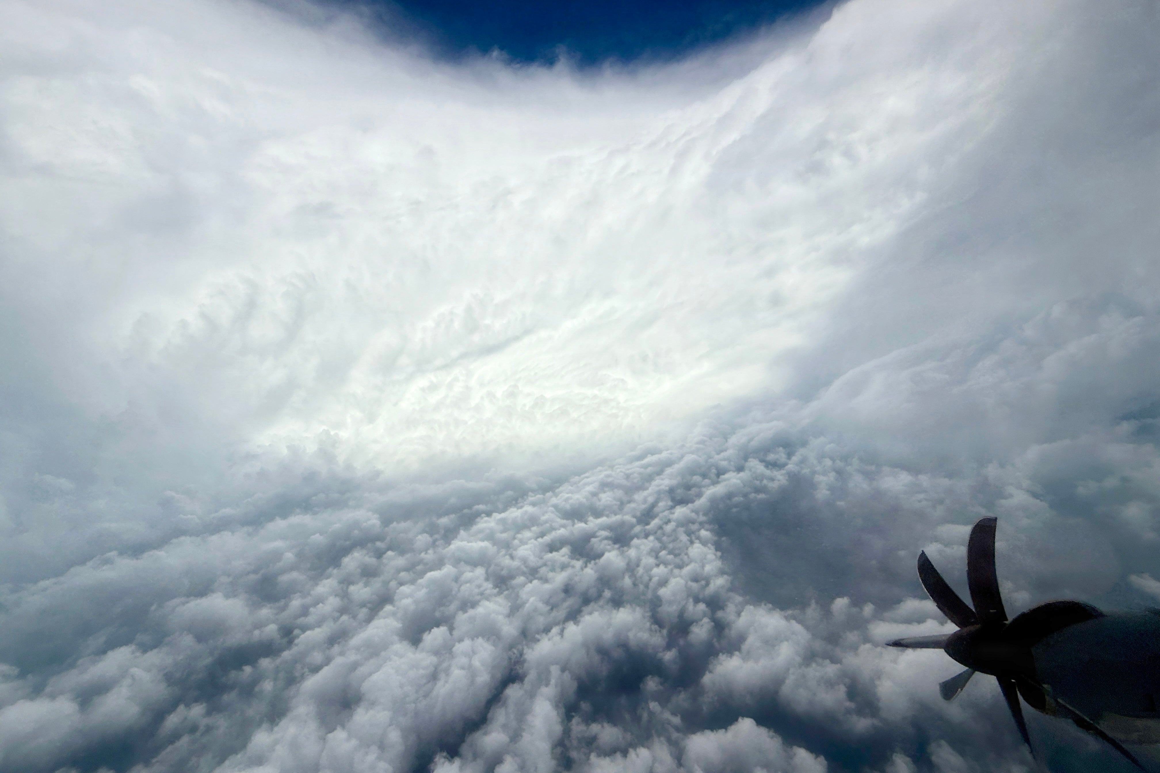 Fotografía cedida por la Fuerza Aérea de Estados Unidos fechada el 27 de octubre de 2025 que muestra el huracán Melissa durante un sobrevuelo de la tripulación de la Reserva del 53.º Escuadrón de Reconocimiento Meteorológico, conocidos como los 'cazahuracanes'. Los efectos del huracán Melissa, de categoría 5, golpean ya Jamaica con vientos catastróficos y lluvias torrenciales y se prevé que tocará tierra en esta isla las "próximas horas" manteniendo su intensidad extrema, informó este martes el Centro Nacional de Huracanes (NHC) de Estados Unidos.