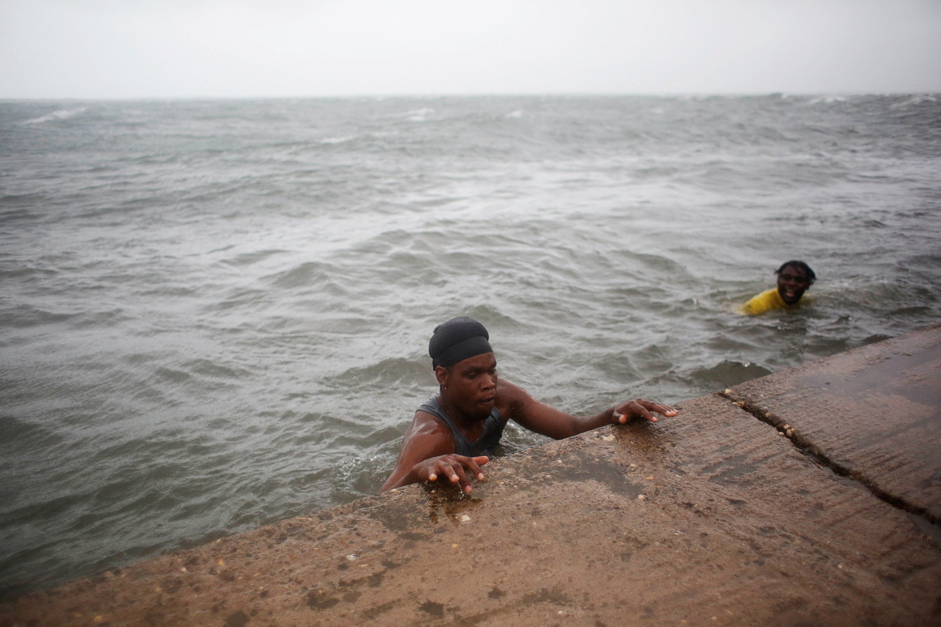 Los residentes se evacúan por sí mismos bajo una lluvia torrencial de Playa Siboney hacia lugares seguros antes de la llegada del huracán Melissa, en Santiago de Cuba, Cuba, el 28 de octubre de 2025. El huracán Melissa estaba programado para golpear el extremo oriental cercano de Cuba el martes por la noche después de azotar Jamaica.