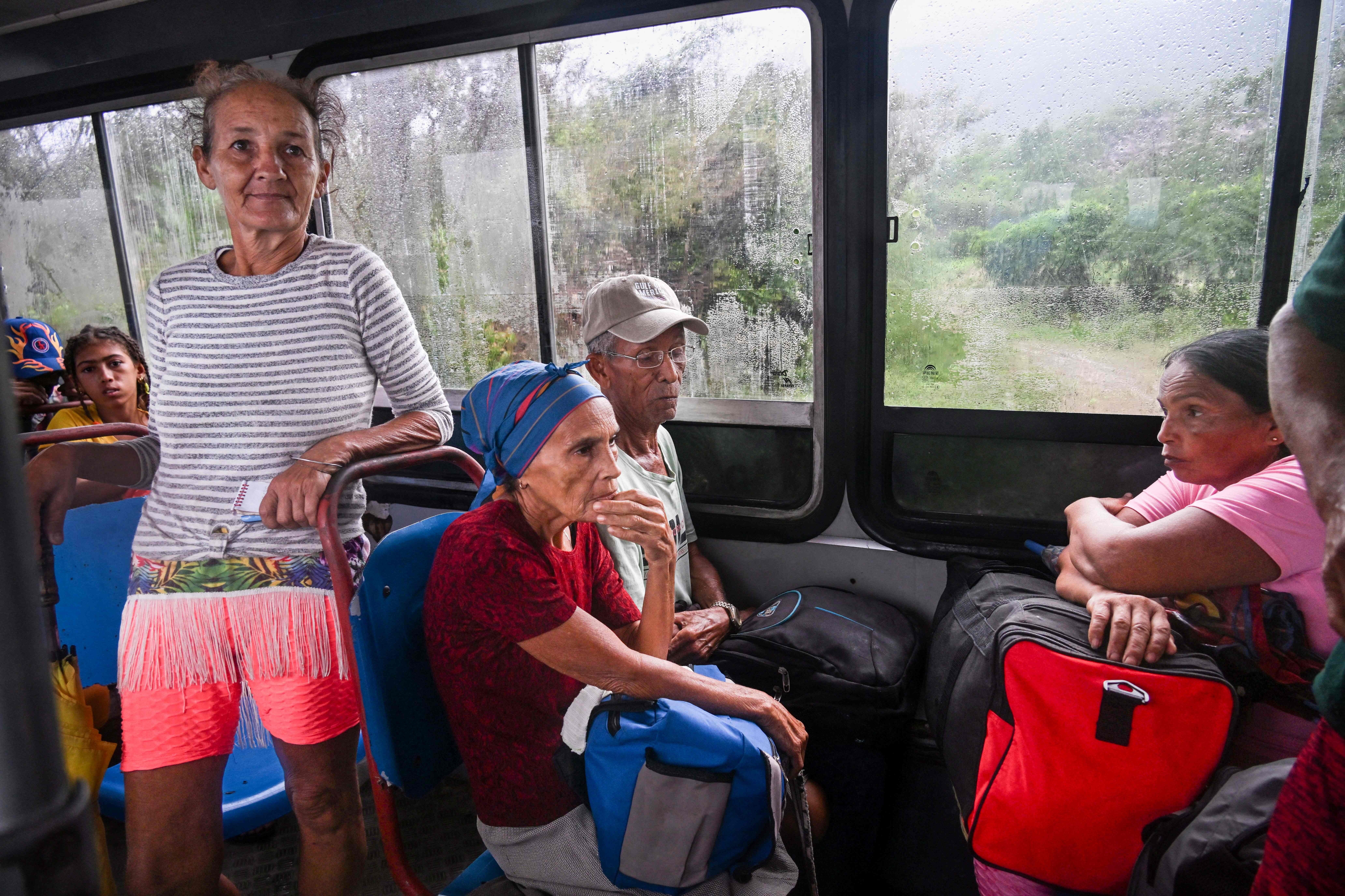 Los residentes son evacuados de Playa Siboney a lugares seguros antes de la llegada del huracán Melissa, en Santiago de Cuba, Cuba, el 28 de octubre de 2025. El huracán Melissa estaba programado para golpear el extremo oriental cercano de Cuba el martes por la noche después de azotar Jamaica.