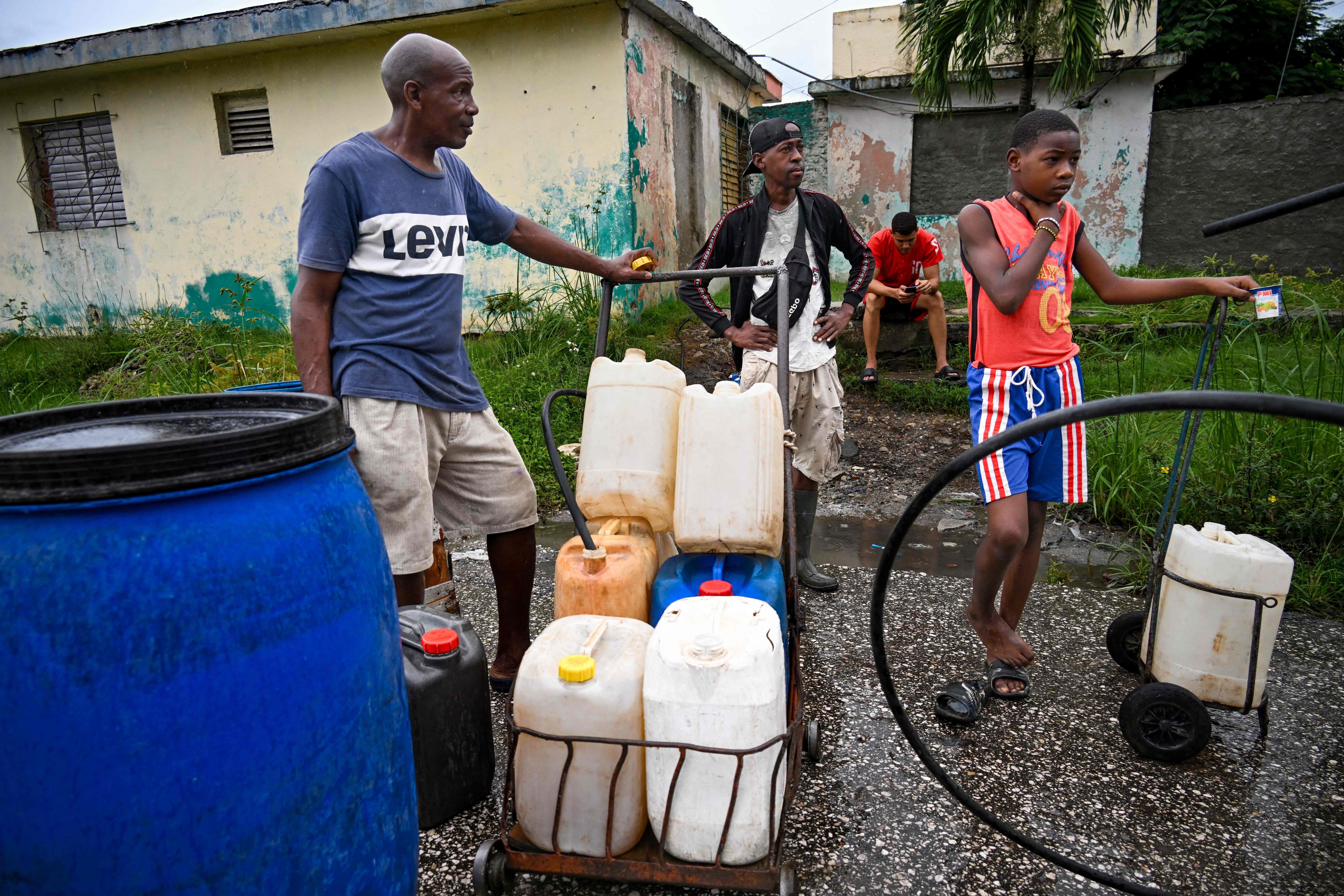 Los residentes recogen agua antes de la llegada del huracán Melissa, en Santiago de Cuba, Cuba, el 28 de octubre de 2025. El huracán Melissa estaba previsto que azotara el extremo oriental de Cuba el martes por la noche después de azotar Jamaica.