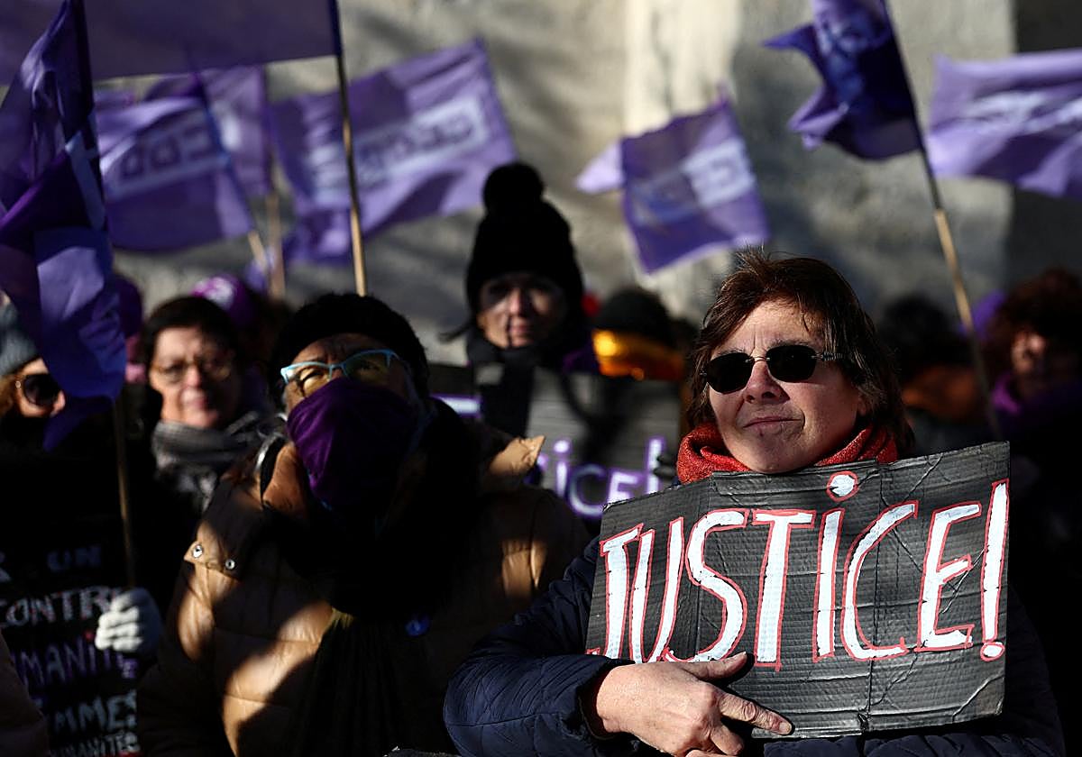 En Aviñón, la gente se reúne en apoyo de la francesa Gisele Pelicot.