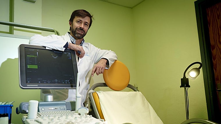 Jaime Siegrist trabaja en uno de los grandes hospitales públicos de la capital, que considera un «entorno más favorable» para la objeción