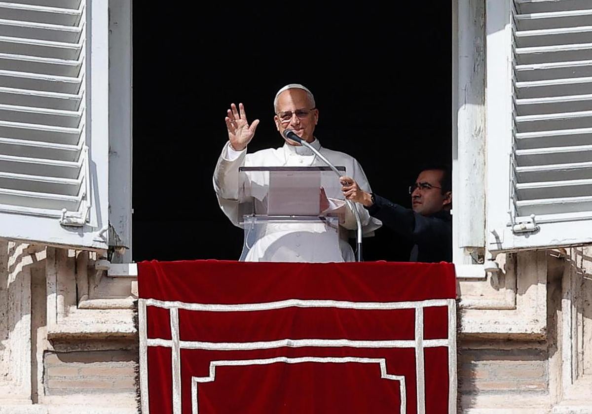 El Papa León XIV preside el rezo del Ángelus desde la ventana de su despacho con vistas a la Plaza de San Pedro, Ciudad del Vaticano,este domingo