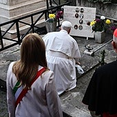 El Papa visita un cementerio para rezar por los difuntos y recuerda a sus seres queridos