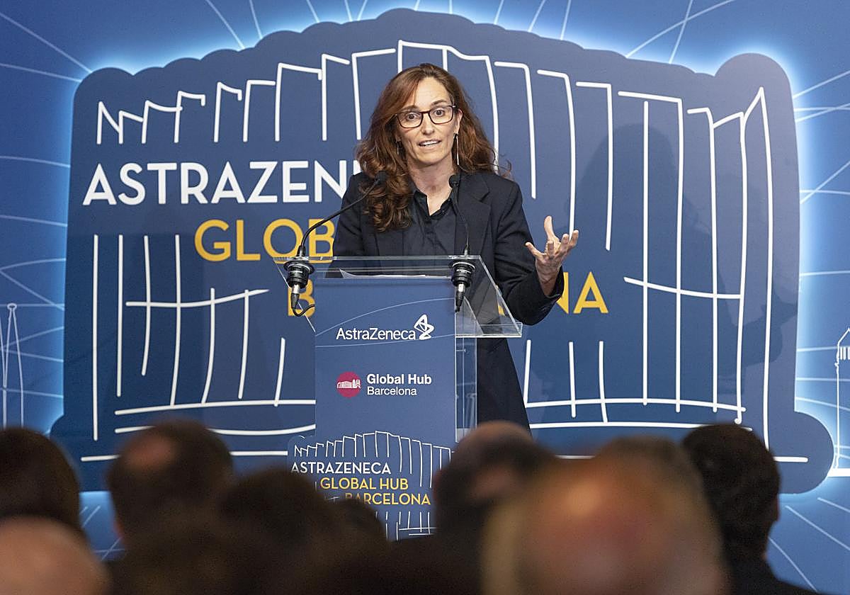 La ministra de Sanidad, Mónica García, este lunes durante un viaje a Barcelona