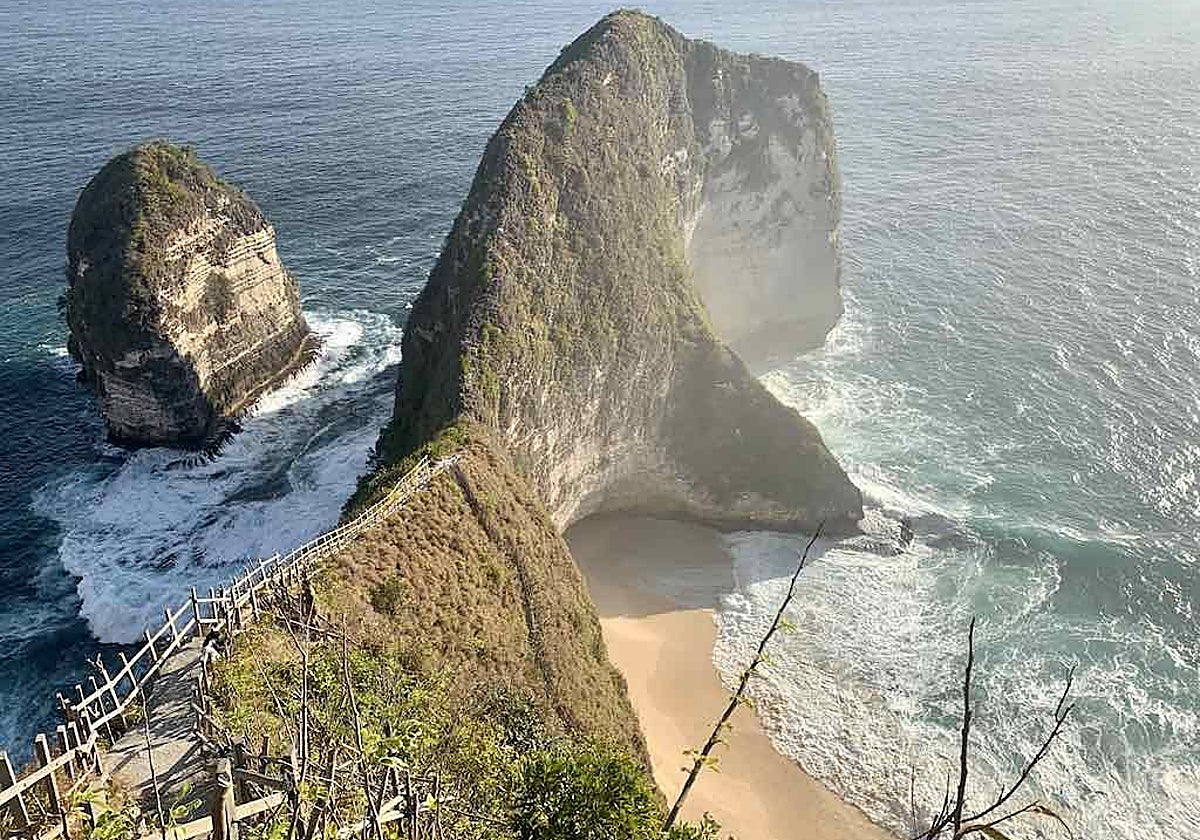 Las escaleras que llevan a la playa de Kelingking