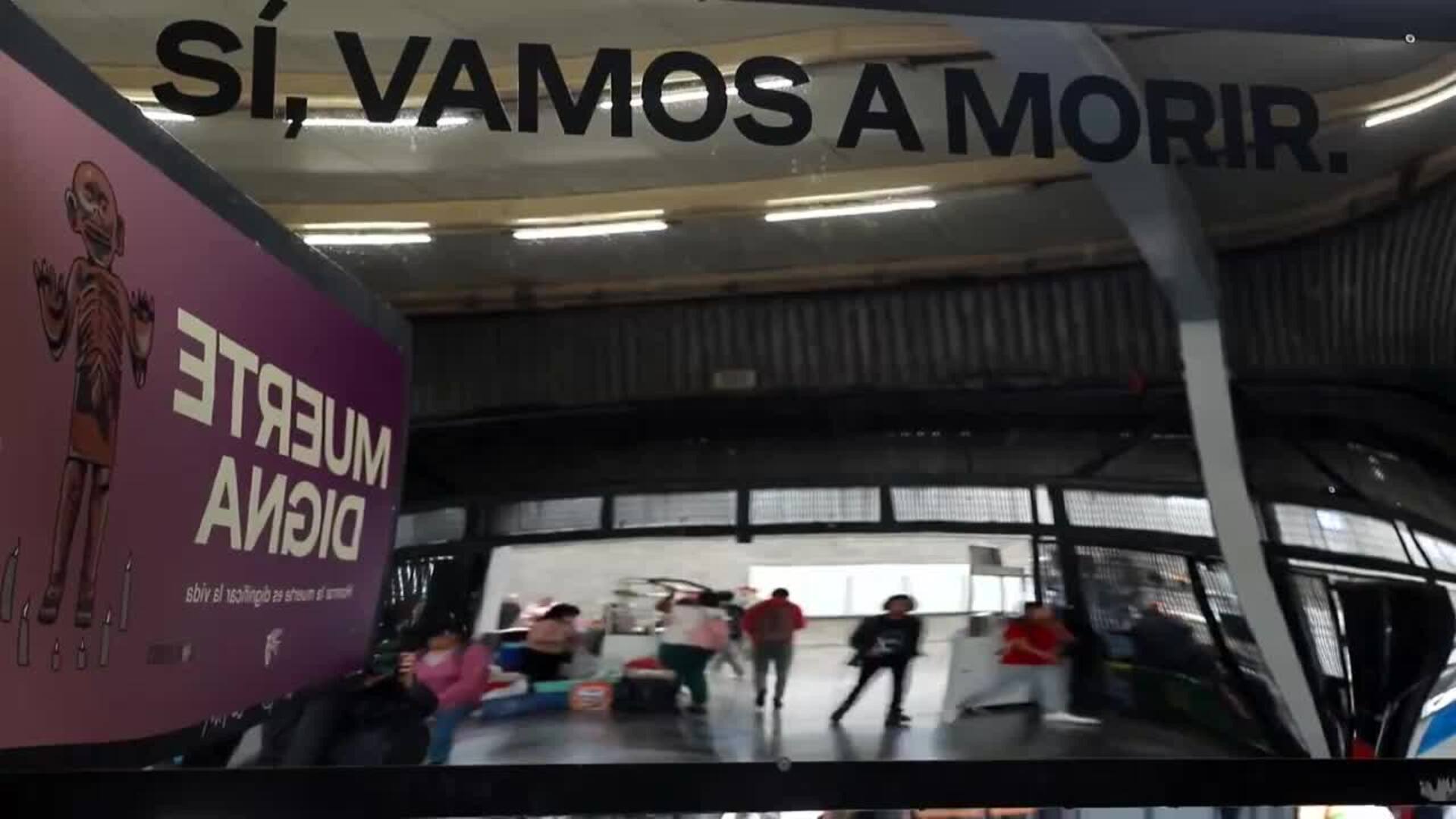 El metro de Ciudad de México acoge una exposición a favor de legalizar la eutanasia