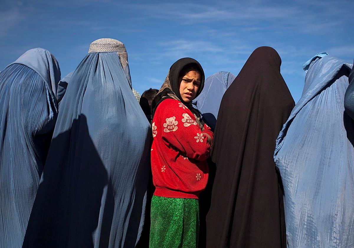 Una niña rodeada de mujeres con burka, la interpretación más radical del velo islámico