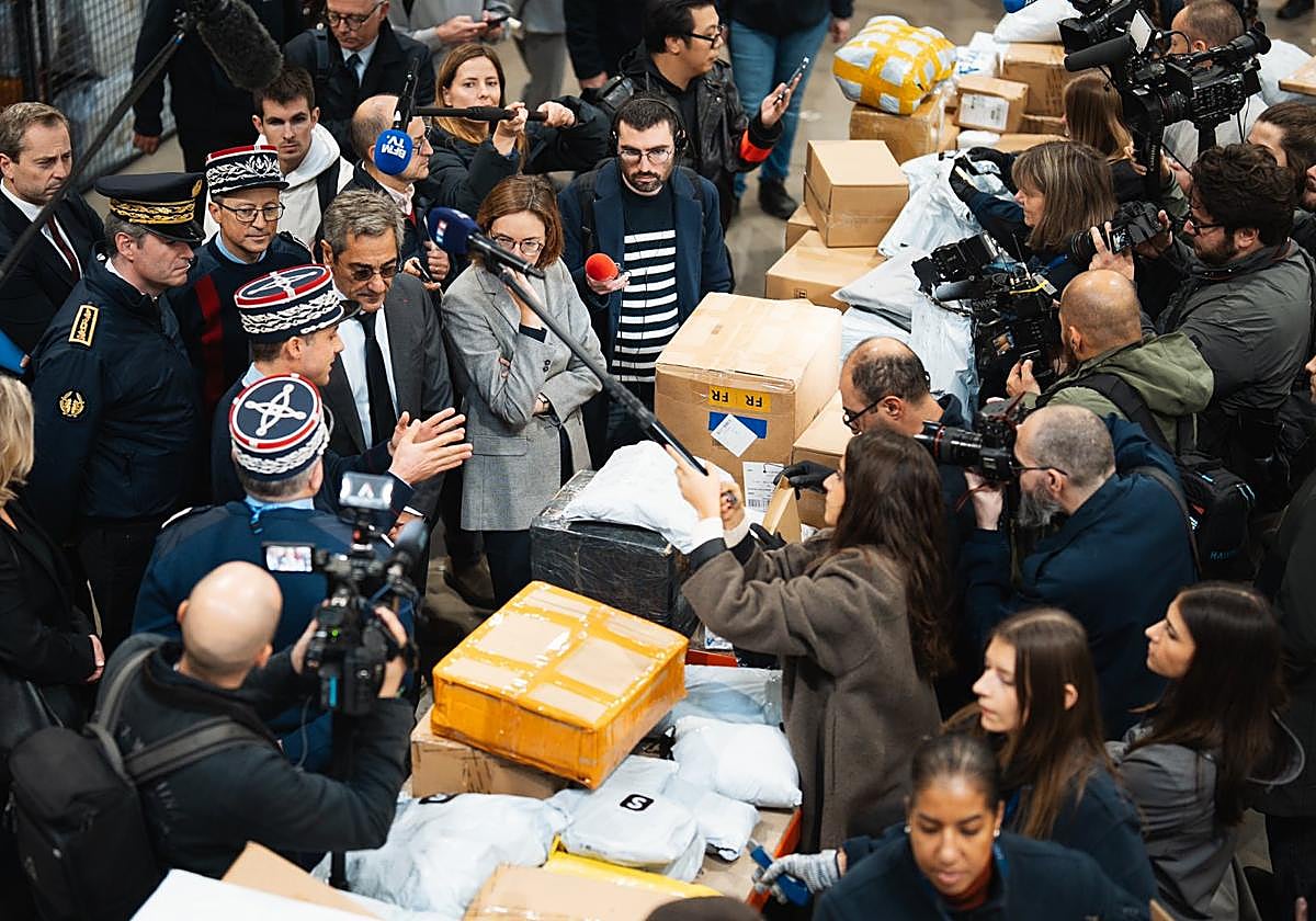 El ministro de Comercio de Francia, Serge Papin, inspeccionado los paquetes de Shein en el aeropuerto Charles de Gaulle (París)