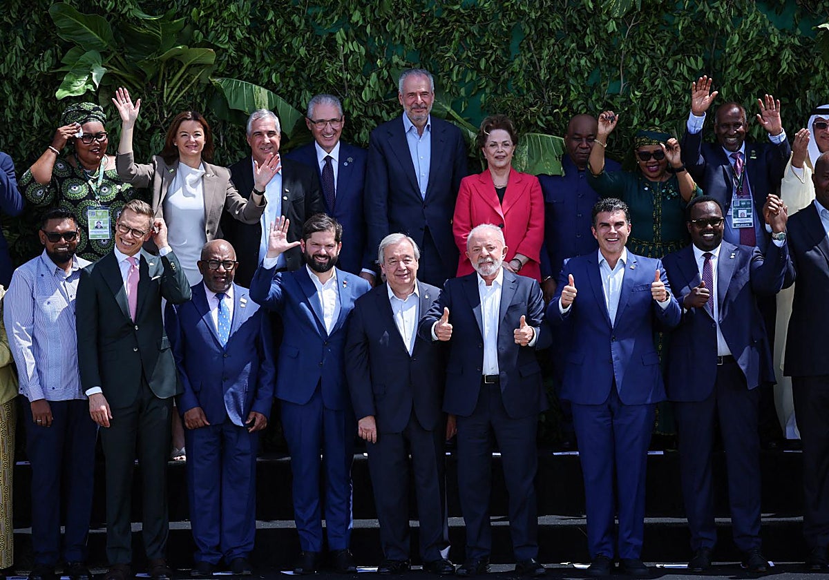Foto de familia del presidente Lula y Antonio Guterres (en el centro) con participantes en la Cumbre del Clima