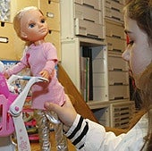 Las niñas ya no juegan con muñecas: «Son muy aburridas»