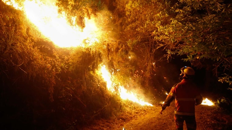 Firefighters battle fires in Galicia this summer