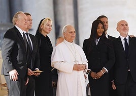 El Papa se reúne con Laura Pausini y Naomi Campbell y recibirá el sábado a estrellas de Hollywood