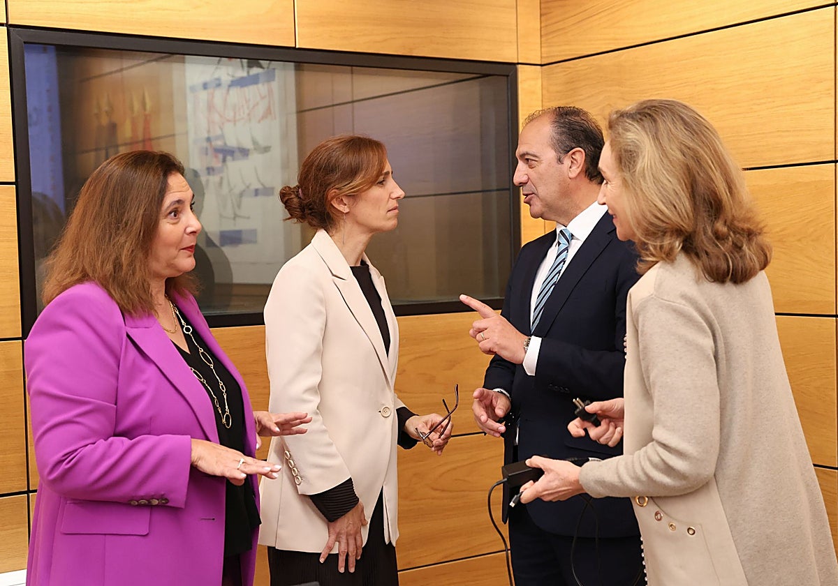 Los consejeros de Sanidad de Baleares, Aragón y La Rioja junto a la ministra