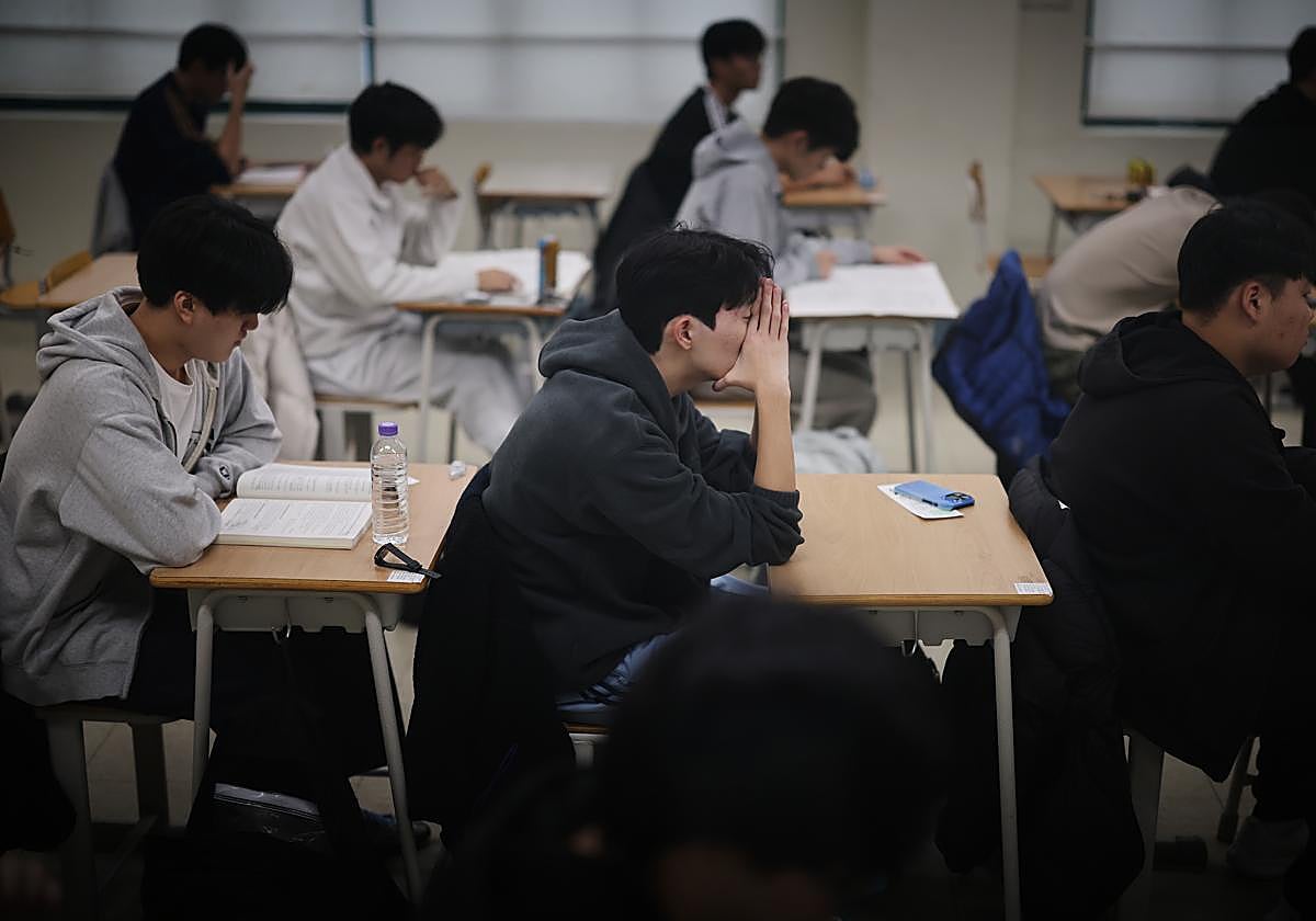 Un grupo de estudiantes antes del inicio del examen de acceso a la universidad.
