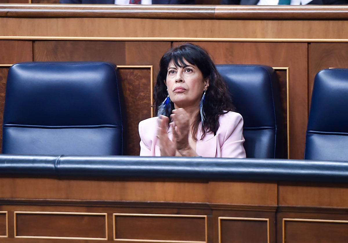 La ministra de Igualdad, Ana Redondo, durante una sesión de control al Gobierno, en el Congreso de los Diputados, a 12 de noviembre de 2025, en Madrid (España).