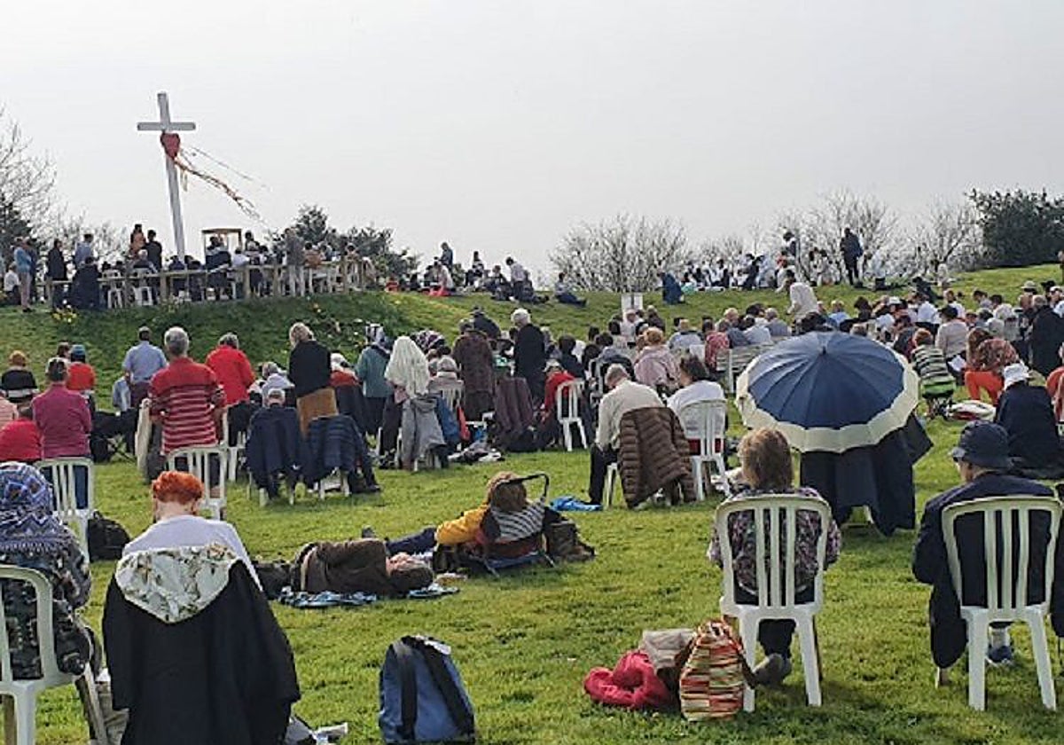 Fieles reunidos en torno a una de las «Cruces de Amor» erigidas a raíz de estas apariciones