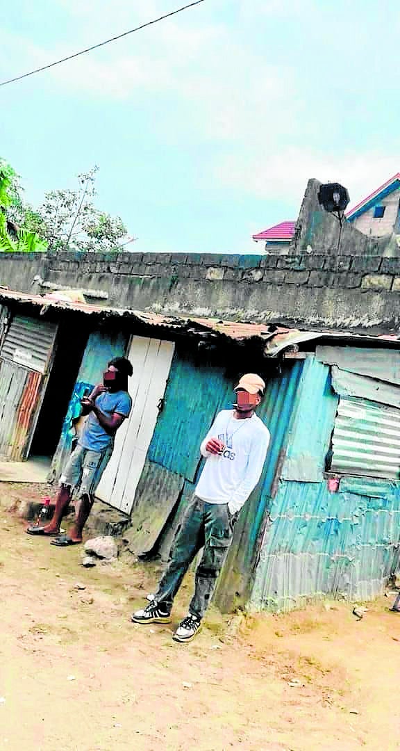 Imagem secundária 2: Vendedores e consumidores de Bombe em diversas áreas marginais de Kinshasa, onde a dependência cresce proporcionalmente à instabilidade.