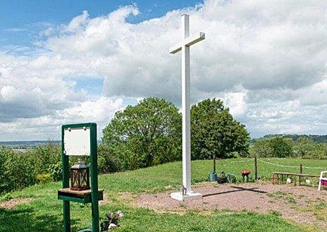 Imagen secundaria 1 - En la primera imagen, Madeleine Aumont. Las imágenes 2 y 3 corresponden a las denominadas «Cruces del Amor»