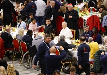 El Papa almuerza con miles de pobres en el Vaticano y señala a la soledad como la «pobreza transversal»