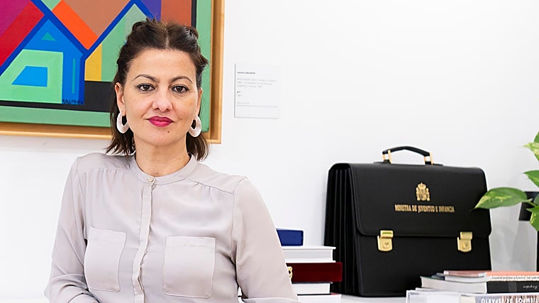 Sira Rego en su despacho hablando sobre políticas de infancia