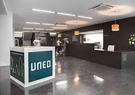 El rodillo lingüístico llega a la UNED en Cataluña: denuncian que, pese a ser una universidad estatal, las tutorías son solo en catalán