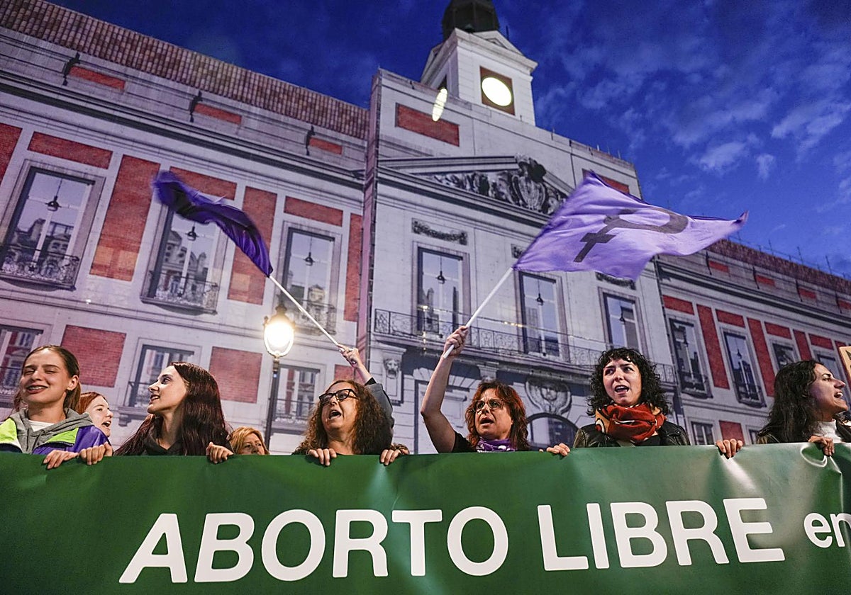 Concentración por el aborto libre en la sanidad pública celebrada este jueves en la Puerta del Sol, en Madrid