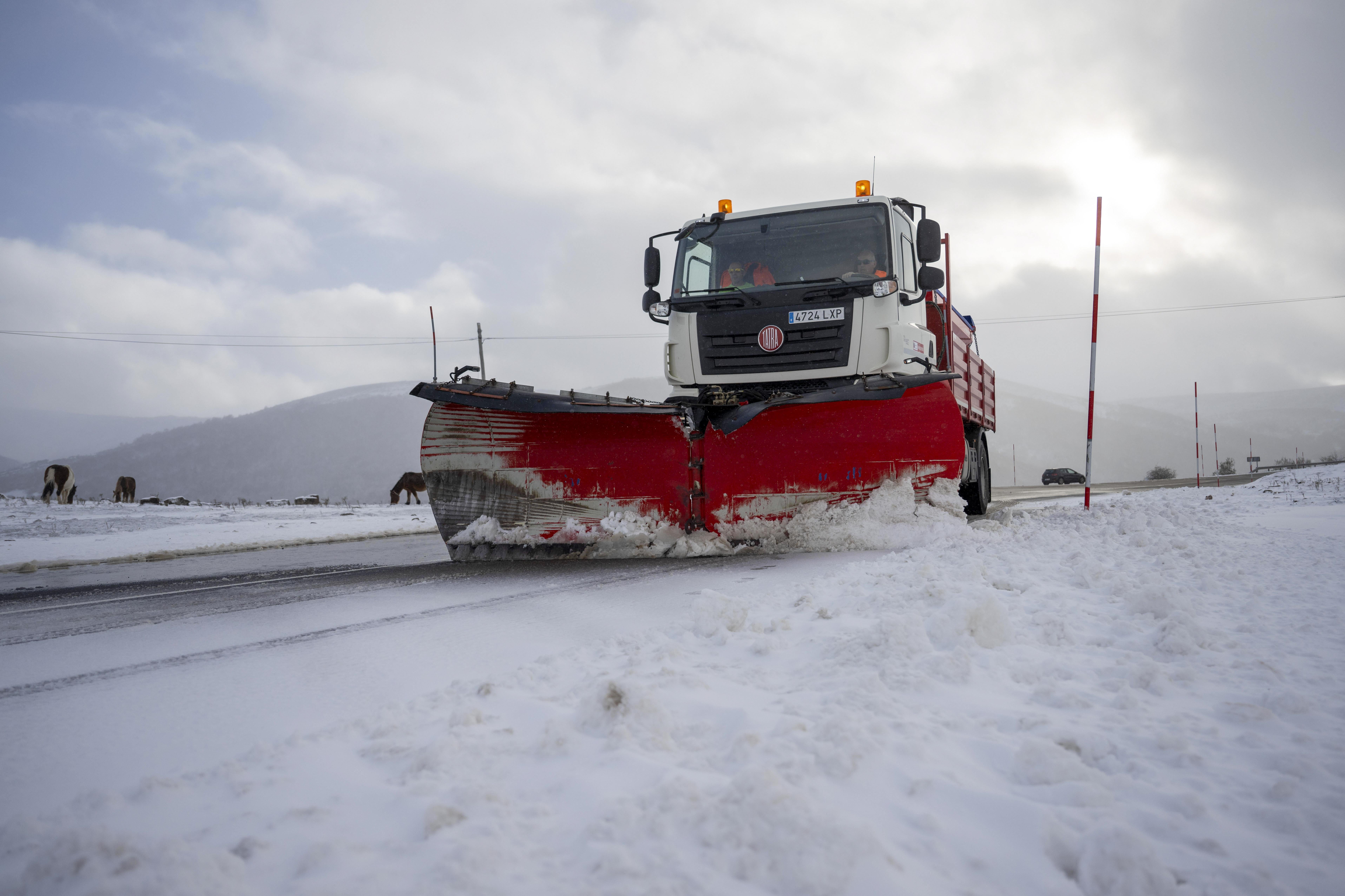 Una máquina quitanieves limpia este jueves la carretera CA-183 de acceso a la localidad cántabra de Brañavieja