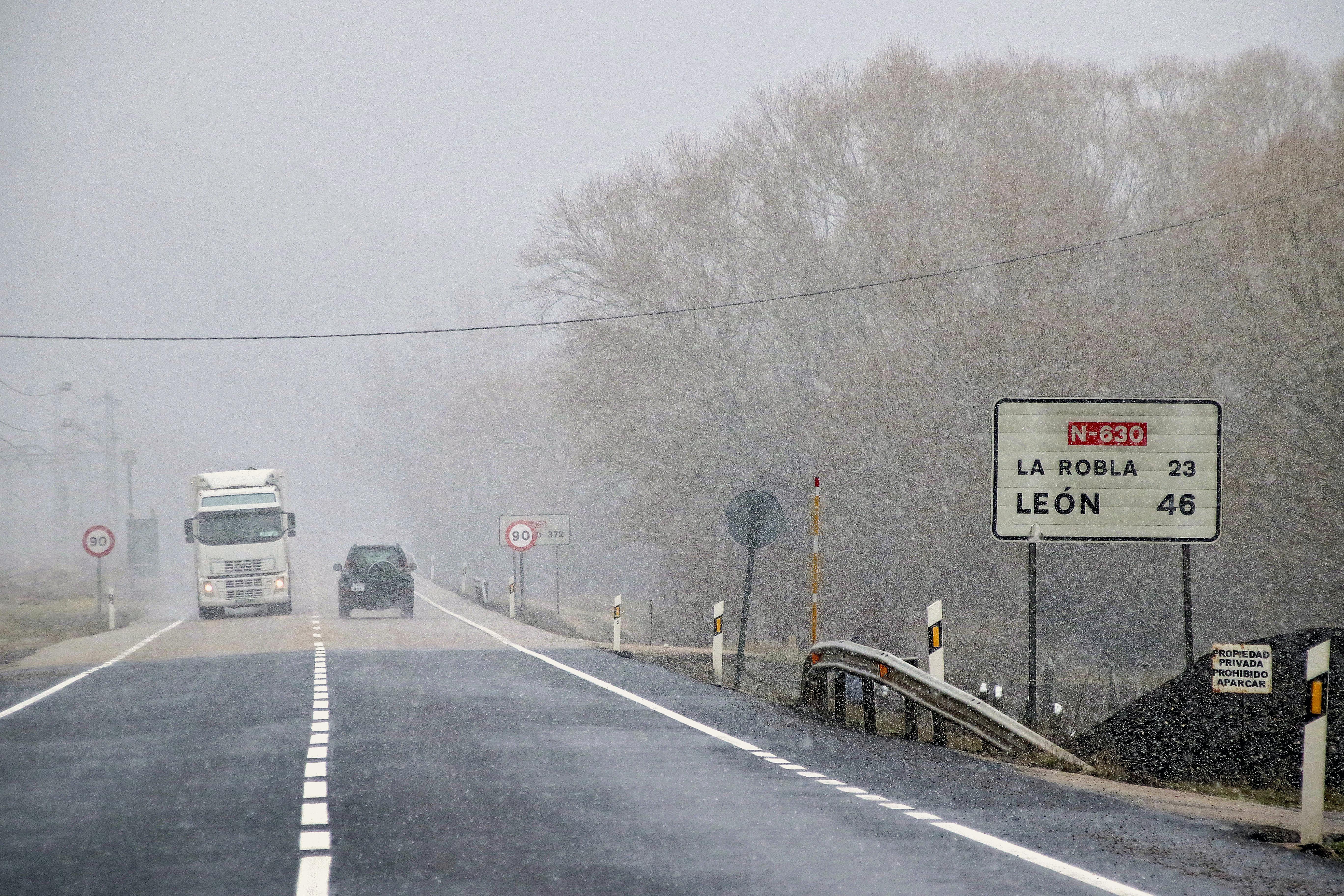 La nieve obliga a usar cadenas en cuatro tramos viarios de las provincias de Burgos y León